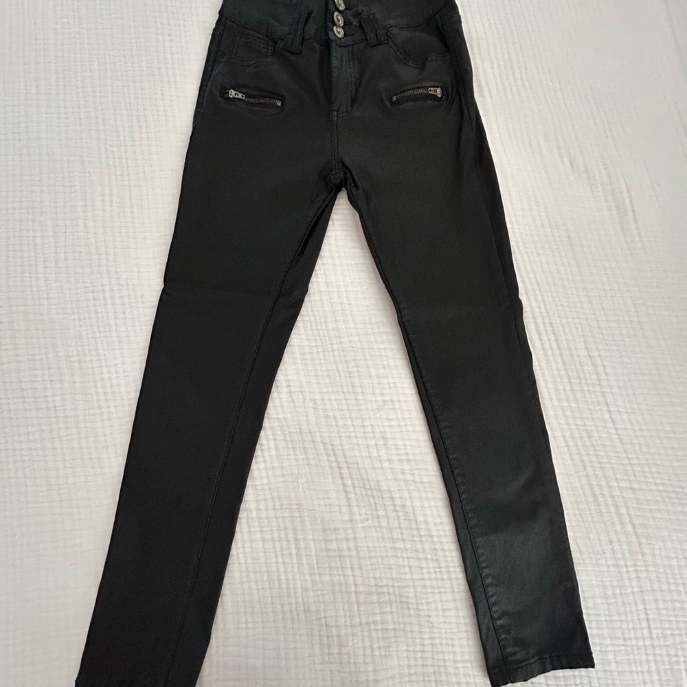 Black Skinny Jeans with Zipper Pockets